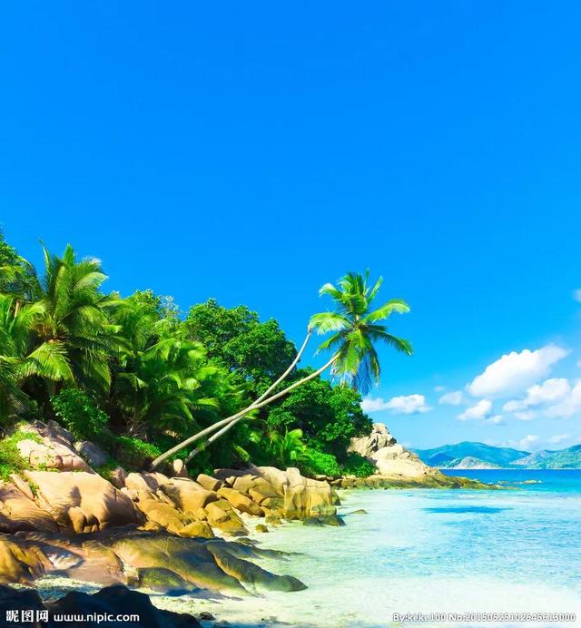 唯美海边，唯美海边视频（蓝天下的海边唯美图片）