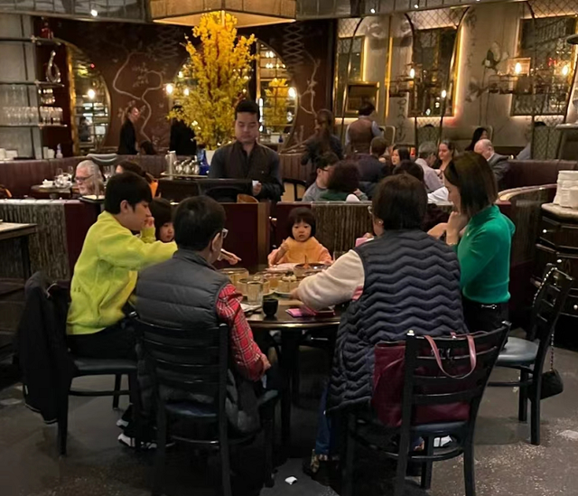 王祖蓝个人资料，歌手王祖蓝的资料（一家六口米其林餐厅被偶遇）