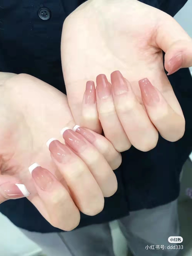 指甲油裸色和透明色有什么区别，护甲油和透明色的指甲油一样吗（显白好看，春夏必做）