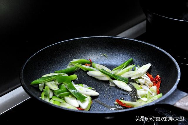 速冻羊肉卷怎么做好吃，速冻羊肉卷有没有营养（这样做比涮火锅好吃十倍）