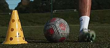 足球防守员的注意事项，足球前锋注意事项（用这四招助你在场上摆脱压力永不丢球）