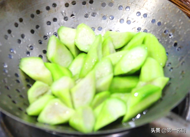 夏季饮食吃什么好，夏季饮食吃什么好消化（少吃苦瓜和番茄）