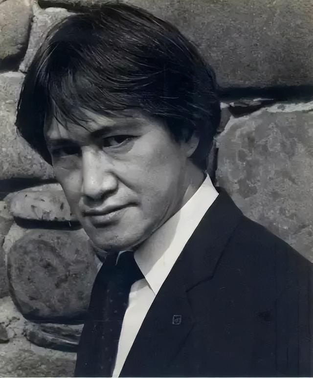 木心的诗《借我》，从前的那个我 木心（一个在黑暗中大雪纷飞的人）