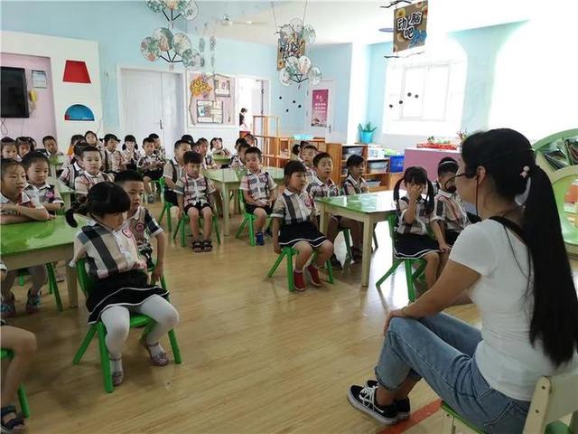 幼师一个月多少钱，幼师一个月最多工资是多少（幼师每月工资还不到2000）