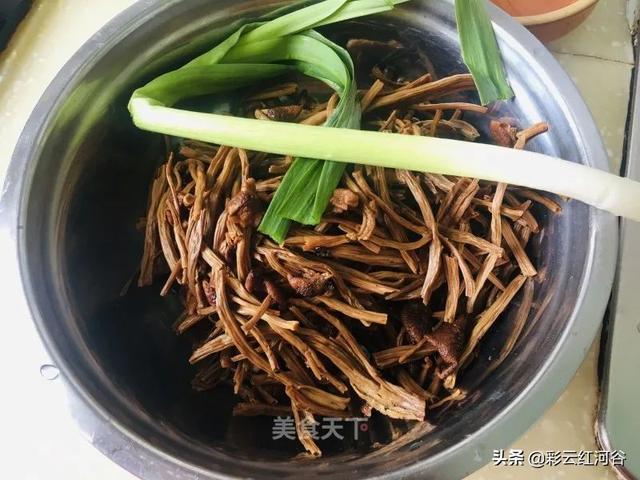 茶树菇黄豆红烧肉，茶树菇土豆烧肉的做法（嚼在嘴里全是肉香）