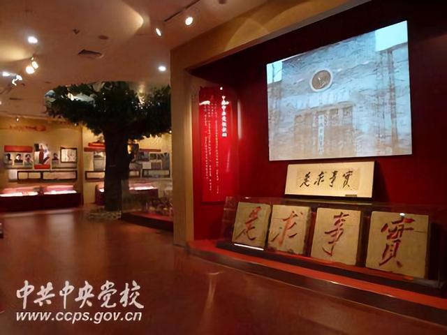 毛泽东思想的精髓是， 。A.实事求是B.群众路线C.独立自主D.艰苦奋斗（让其认真学习毛泽东思想的三大精髓）