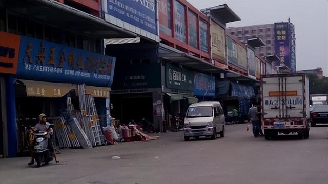 两岁小悦悦事件过程，那个被车撞倒、18人路过无视的两岁女童小悦悦