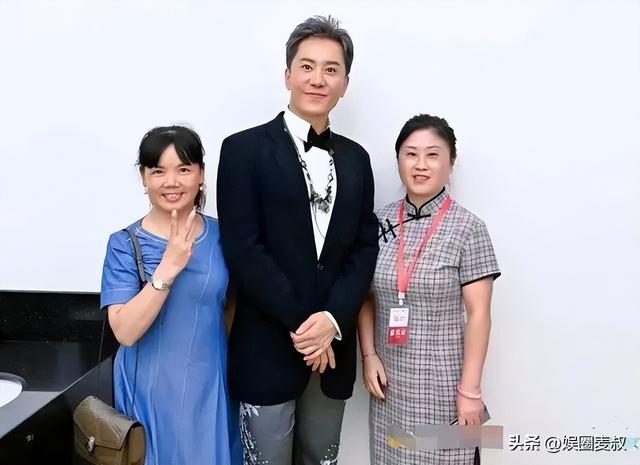 53岁毛宁现身商演捞金！身材发福脸部僵硬，与富婆合影笑容满面