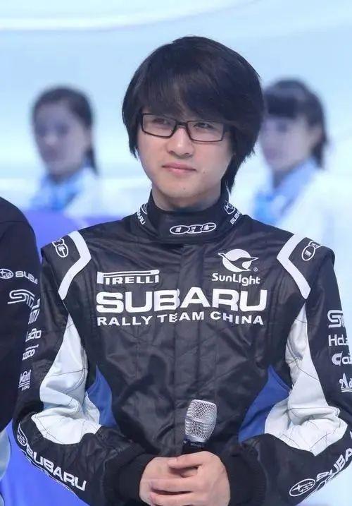 中国赛车手一个月工资多少，中汽联赛车驾照报名（娱乐圈五位赛车手）