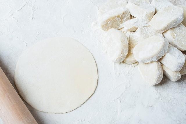 包饺子的简单步骤，包饺子的最简单的方法（让你快速把饺子端上春节的餐桌）