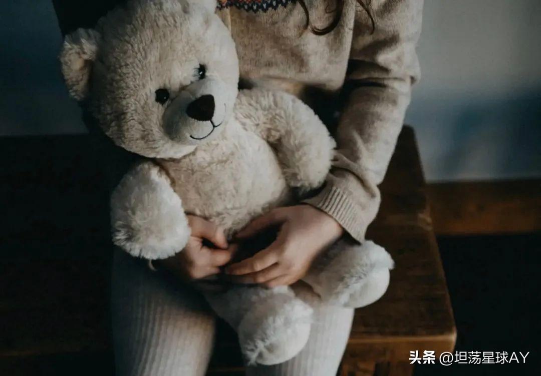 女人发抖音最火的句子伤感，女人发抖音容易火的句子（这一代孩子远比我们想象的更痛苦、更深刻……）