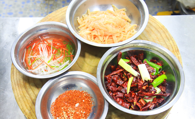 100克鸡胸肉含多少蛋白质，一百克鸡胸肉含多少脂肪（鸡腿排倒数第二）