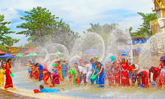 傣族的传统节日，彝族的传统节日（傣历新年是泼水节）