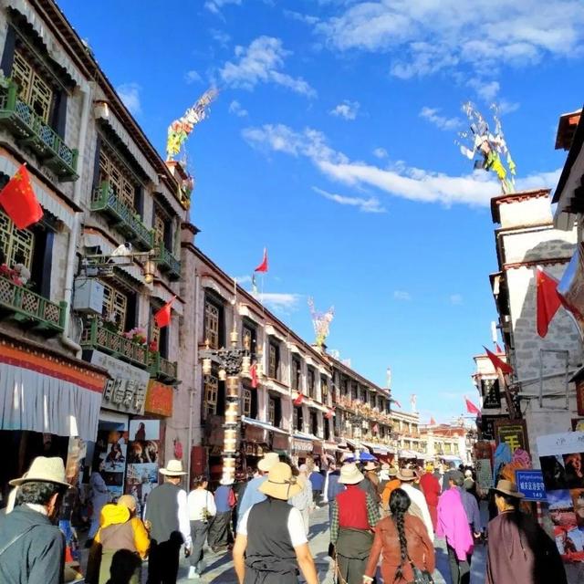 有什么成语描写赞美拉萨的天空，形容拉萨的天空的词语（天上西藏大美于行）