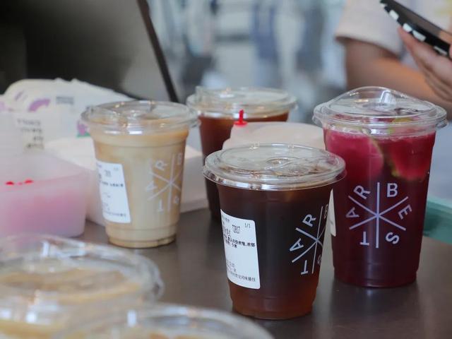 咖啡和奶茶的区别是什么，奶茶和奶咖的区别（咖啡和奶茶的“争夺战”）