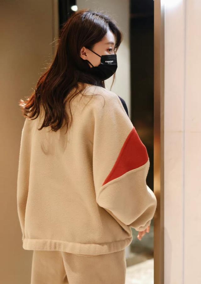 白色卫衣怎么搭配，白色卫衣怎么搭配好看（宽松拼色卫衣配奶茶色套装卫裤）