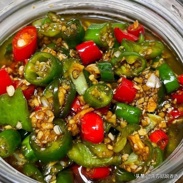 泡辣椒的腌制方法，醋泡辣椒的做法（分享两款腌辣椒酱）