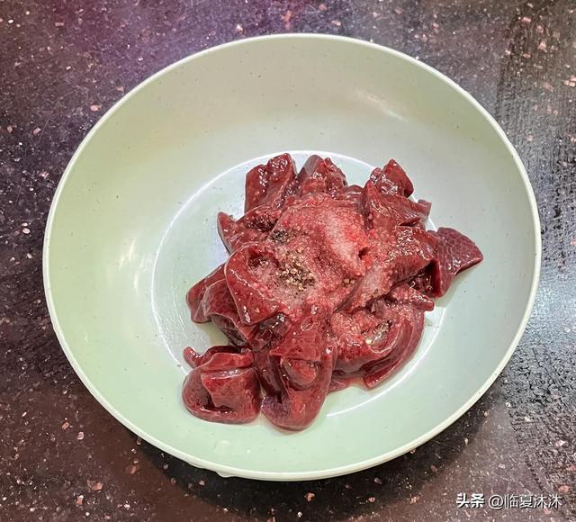 怎样做美味的菠菜猪肝汤，菠菜猪肝汤怎么做好喝（简单好喝的菠菜猪肝汤～）