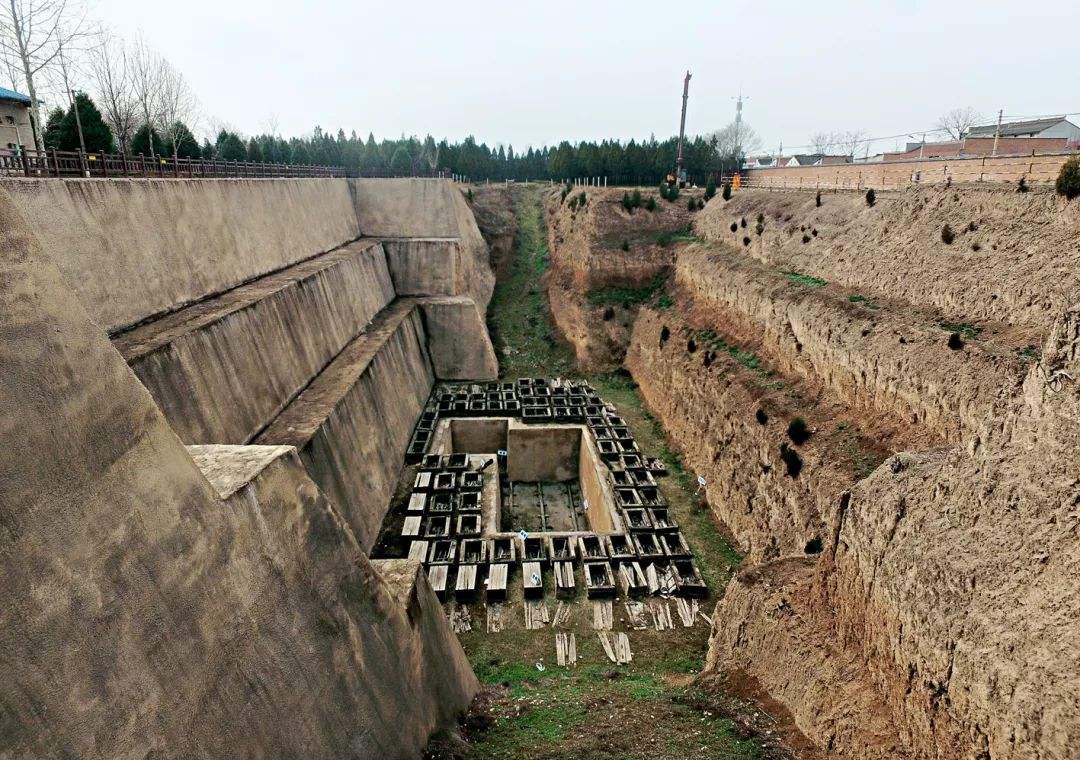 1.发现巨型古墓