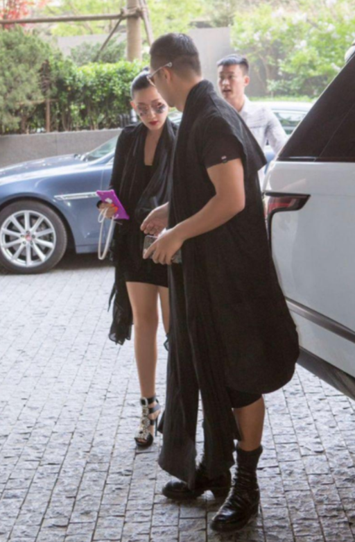 赵文卓老婆，穿情侣装陪老婆逛街（赵文卓老婆是丫蛋吗）