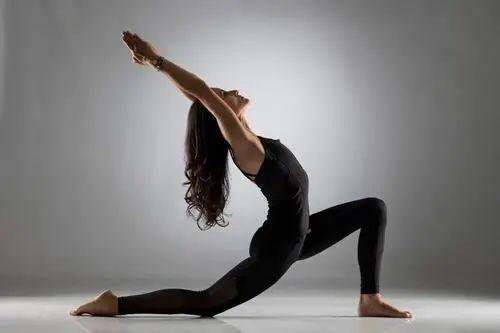 拉伸大腿前侧的动作，16个动态拉伸热身动作（4个拉伸大腿前侧的瑜伽动作）