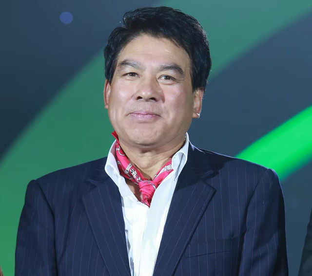 朱时茂春晚最新消息，与旗袍美女饮酒红光满面