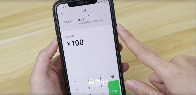 钱放在银行卡里面有利息吗，银行卡里的钱有利息吗（怎么将银行卡的钱转到微信里）