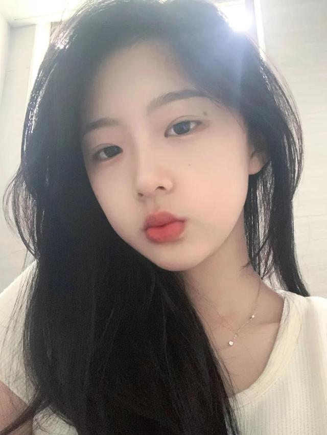 学生头像女生穿校服的微信，学生头像女生穿校服的（清爽干净学生女头像）