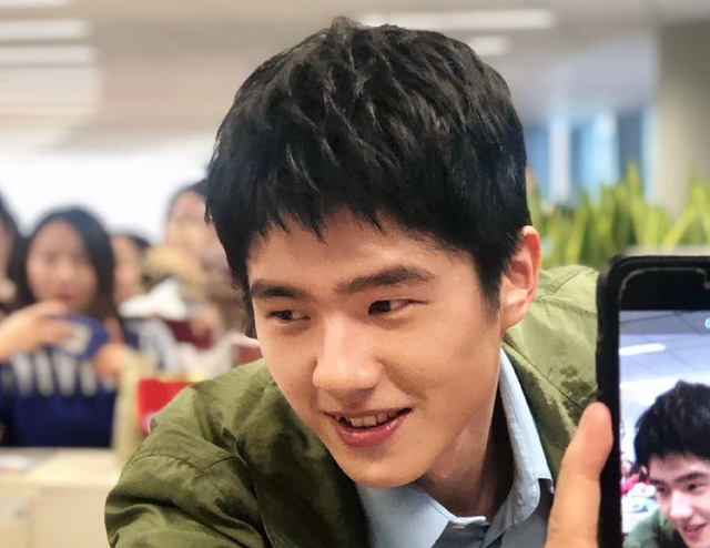 明星照片男,明星照片男生 帅气(当红男星生图:杨洋抬头纹)