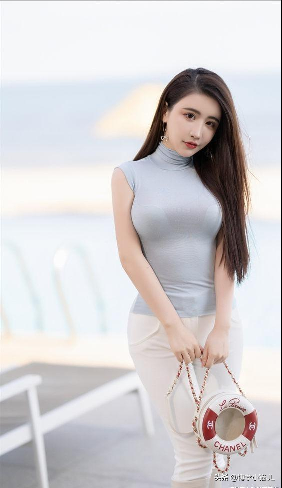 浅蓝裤子可以搭配什么鞋子，浅蓝的鞋子配什么裤子（穿修身版的白色裤子配上小皮鞋）