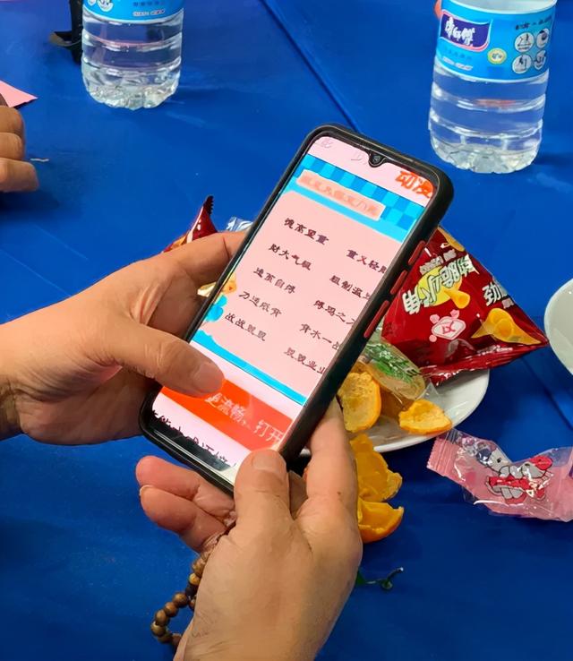 用六组四字成语，用六组四字成语写一句话（“成语接龙”趣味赛走进新吴区阅读联盟点）