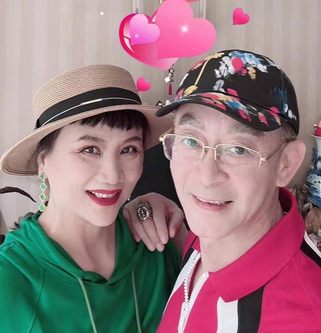 六小龄童的老婆，六小龄童有几任老婆（剪齐刘海穿粉裙满脸娇嫩）