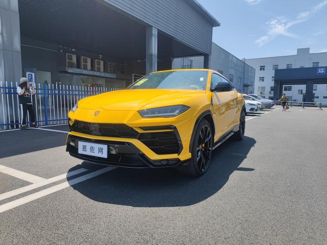 兰博基尼跑车多少钱一台，兰博基尼跑车多少钱一台汽车（兰博基尼行情也不行了）