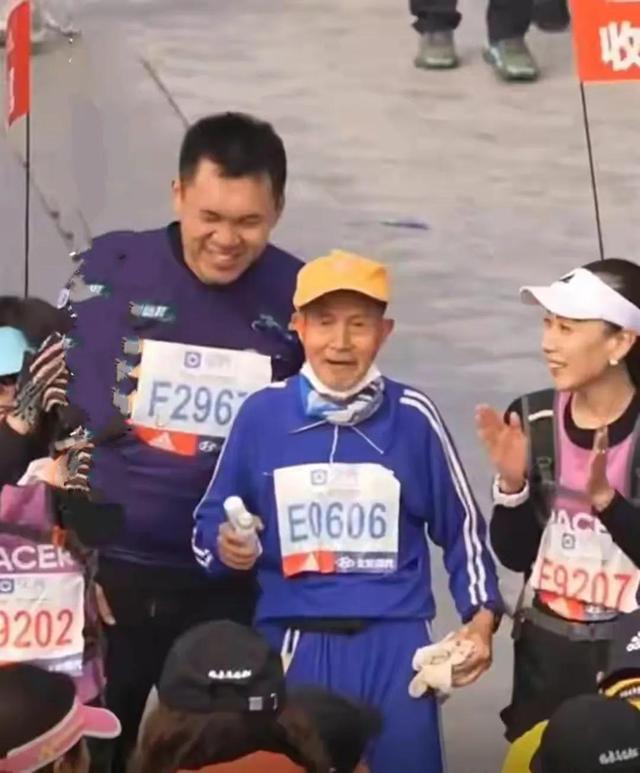 你大爷永远是你大爷，王者荣耀笑死人的网名有哪些（86岁老人跑完北京马拉松）