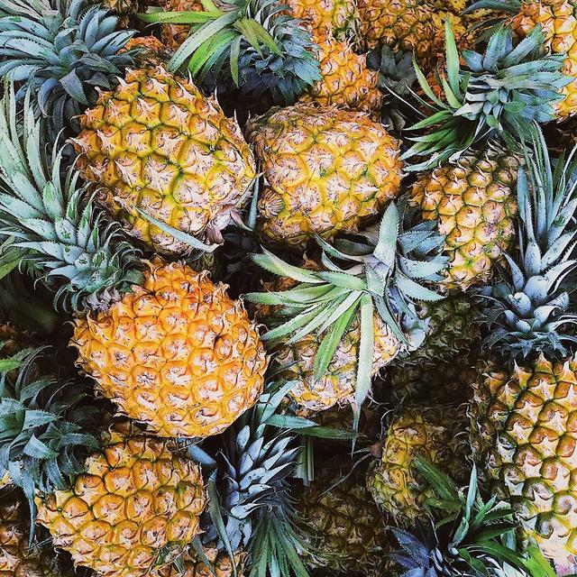 凤梨里面是籽还是虫，凤梨里面的是黑籽还是虫卵（现在还有多少人不知道菠萝和凤梨的关系）