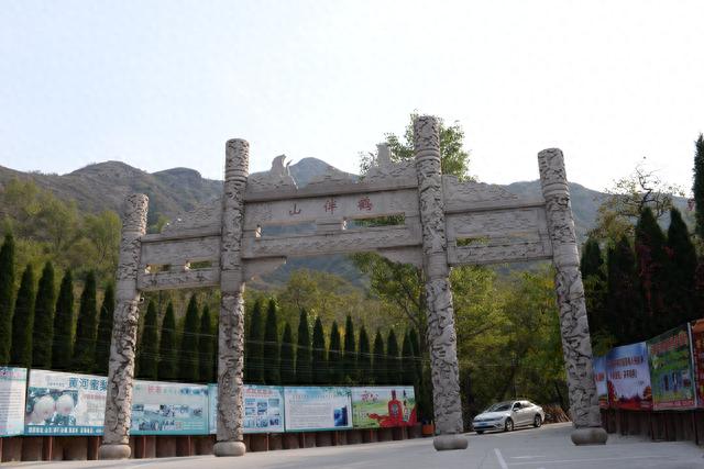 游邹平鹤伴山，这里有个美丽的传说；长生观规模宏大，真壮观