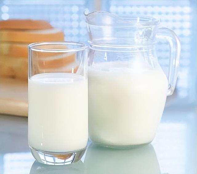 睡前喝牛奶的好处和坏处，睡前喝牛奶还是酸奶好（辟谣：睡前喝牛奶也许不能助眠）