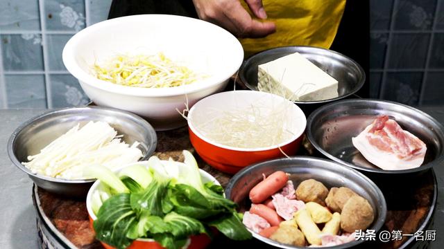 东北砂锅炖豆腐，天冷不懂吃砂锅可惜了