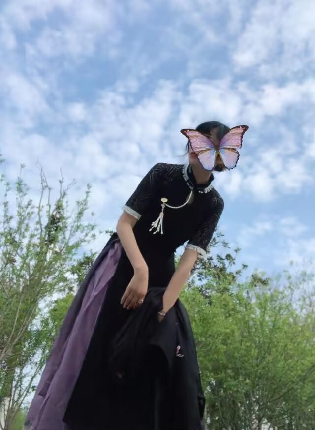 穿旗袍配什么发型，穿旗袍配什么发型年轻（下面马面裙”的穿法真美）