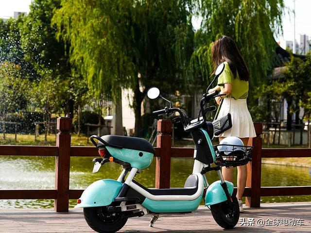 电动车电瓶多少伏，怎么知道电动车的电瓶多少V（电动车48伏、60伏、72伏有什么区别）