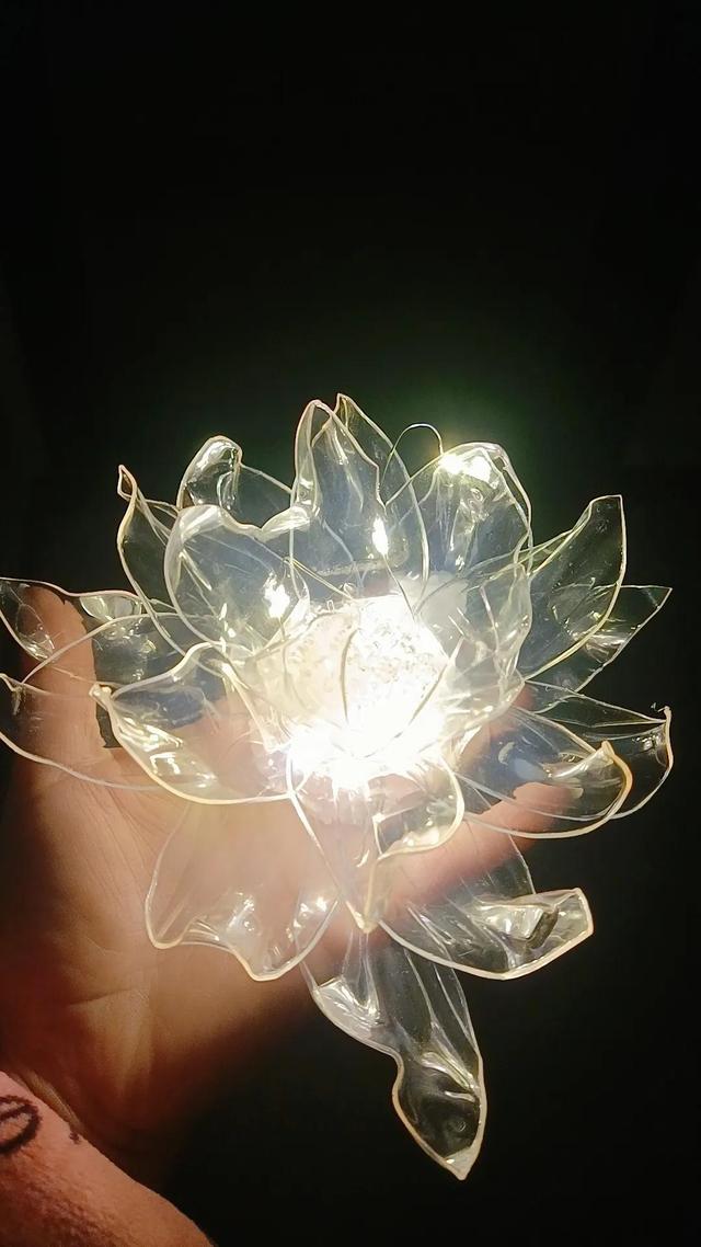 儿童手工荷花灯，如何手工制作荷花灯（矿泉水瓶子做莲花灯）