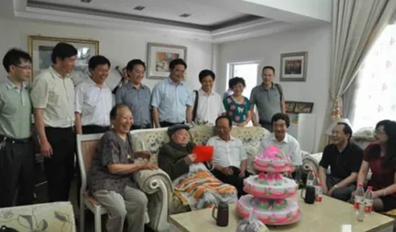 更何况,他还有一个富豪儿子王健林,能有一个这么出色的儿子,王义全的