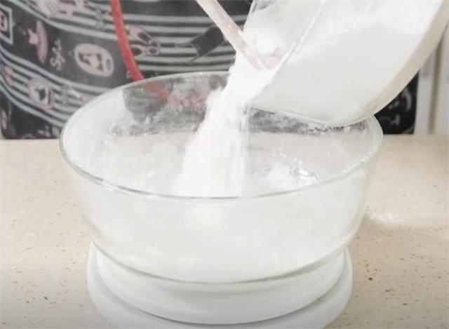 《面粉和糯米粉哪个热量高》，教你千层凉糕的做法（糯米粉跟面粉哪个热量高）