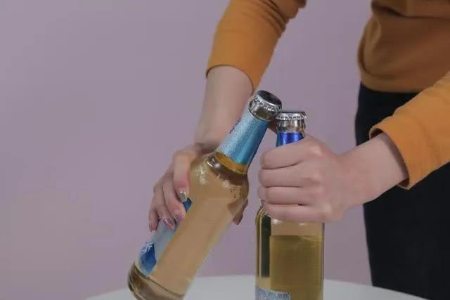 如何巧妙开啤酒盖，开啤酒盖的方法（教你六个开啤酒盖妙招）