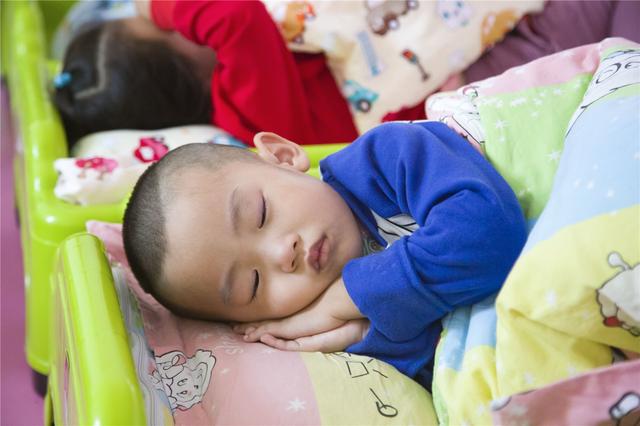 宝宝不一定都要睡午觉，小孩是不是不应该睡午觉（说明孩子就不用午睡了）