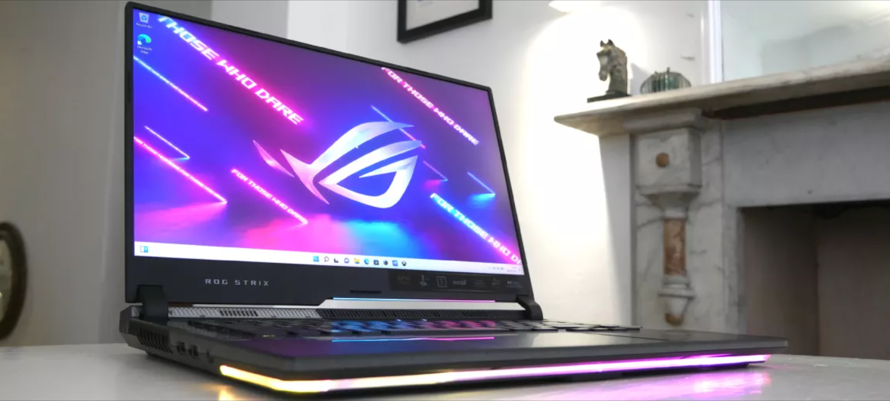 02.华硕rog strix scar 15:兼时尚与性能的游戏笔记本电脑