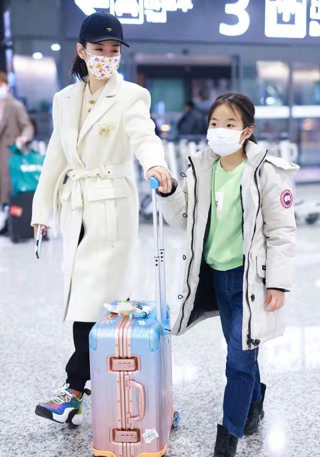黄奕携女儿亲子装现身机场，黄奕带女儿走机场