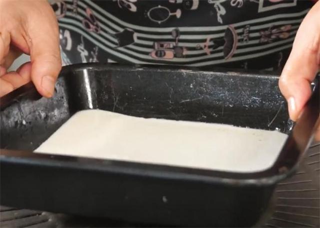 《面粉和糯米粉哪个热量高》，教你千层凉糕的做法（糯米粉跟面粉哪个热量高）