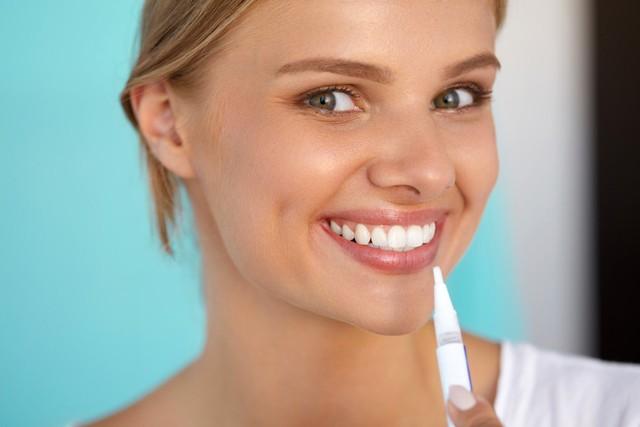 如何让牙齿变得洁白无瑕，让你的牙齿越来越白的18个小方法