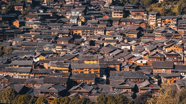 千户苗寨旅游攻略详细，西江千户苗寨最详细游玩攻略（西江千户苗寨到底值不值得去）